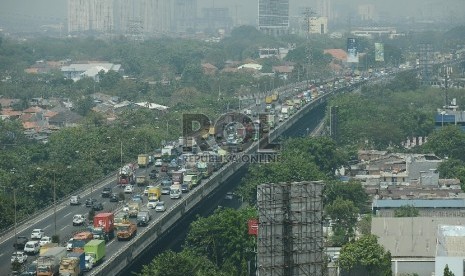  Ratusan kendaraan terjebak kemacetan di ruas jalan tol Lingkar Dalam Kota arah Tanjung Priok, Jakarta, Rabu (5/8).