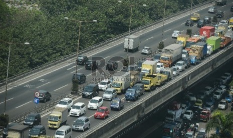 Ratusan kendaraan terjebak kemacetan di ruas jalan tol Lingkar Dalam Kota arah Tanjung Priok, Jakarta (ilustrasi). Tarif tiga jalan tol yakni Jalan Tol Jakarta Outer Ring Road (JORR) I, Akses Tanjung Priok (ATP) dan Jalan Tol Pondok Aren-Ulujami akan mengalami kenaikan.