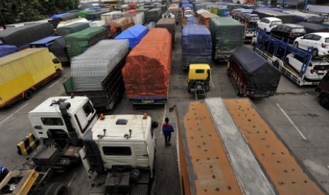 Ratusan kendaraan yang akan menyebrang ke Sumatera antre memadati Dermaga Pelabuhan Merak sebelum masuk kapal feri di Merak, Cilegon, Banten, Sabtu (2/12). Meski dampak Siklon Dahlia belum sepenuhnya normal otoritas Syahbandar dan PT ASDP Merak secara bertahap membuka kembali layanan penyeberangan dengan mengoperasikan 22 kapal feri ukuran besar di atas 15 ribu GT untuk mengurai kemacetan kendaraan yang sempat mencapai 6 kilometer hingga KM-96 ruas tol Tangerang-Merak. 