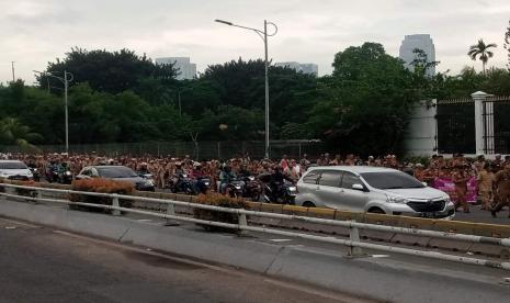 Ratusan kepala desa dari berbagai daerah demo di depan gedung DPR, Jakarta Pusat, Selasa (17/1/2023), menuntut perpanjangan jabatan dari enam menjadi sembilan tahun.