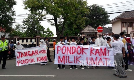 Ratusan kuwu (kepala desa) yang tergabung dalam Asosiasi Kuwu Seluruh Indramayu (AKSI), memberikan dukungan kepada Ponpes Darussalam, Desa Eretan Kulon, Kecamatan Kandanghaur, Kabupaten Indramayu, yang kini terancam tergusur. Dukungan ditunjukkan dengan menggelar aksi di depan gedung Pengadilan Negeri (PN) Kabupaten Indramayu, Senin (26/2).