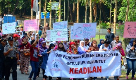  Ratusan Lansia Penghuni Perumahan eks proyek dan Perum Jasa Tirta II, Purwakarta menggelar aksi damai dengan longmarch menuju Kantor PJT II, Selasa (26/5). Mereka menuntut keadilan dan berharap tidak diusir dari tempat tinggal mereka saat ini.