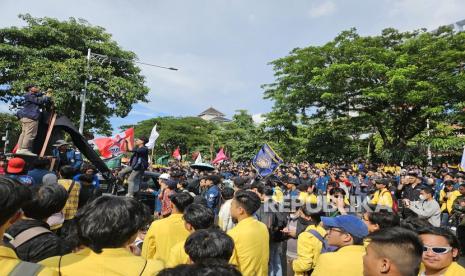 Ratusan mahasiswa dari berbagai universitas di Kota Semarang menggelar unjuk rasa di depan Kantor Gubernur Jawa Tengah, Selasa (18/2/2025). Dalam aksinya, mereka mengkritik berbagai kebijakan pemerintahan Presiden Prabowo Subianto, termasuk terkait efisiensi anggaran yang turut dialami sektor pendidikan.