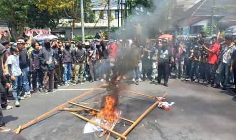 Ratusan mahasiswa hingga masyarakat  gelar unjuk rasa di depan kantor DPRD Jabar, Kamis (22/8/2024).