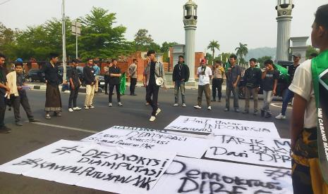 Ratusan mahasiswa memblokade ruas Jalan Utama KH Abdul Halim Kabupaten Majalengka, sebagai bagian dari gerakan 