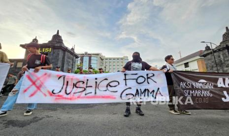 Ratusan mahasiswa menggelar aksi unjuk rasa di depan Mapolda Jawa Tengah (Jateng), Kamis (28/11/2024). Mereka menuntut pengusutan kasus penembakan hingga tewas siswa SMKN 4 Kota Semarang bernama Gamma Rizkynata Oktafandy, oleh Robig Zaenudin, anggota Polrestabes Semarang.