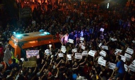 Ratusan mahasiswa Mesir yang marah berdemonstrasi di depan Universitas Al Azhar, Kairo, setelah keracunan menimpa ratusan rekan mereka.