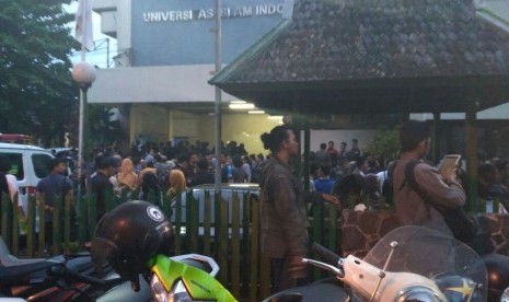 Ratusan Mahasiswa UII berkumpul di Kampus UII Cik Ditiro, Yogyakarta, Kamis (26/1) sore, usai Rektor UII, Harsoyo, menyatakan mengundurkan diri dari jabatannya.