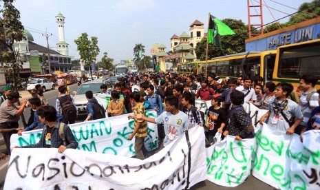 Ratusan mahasiswa UIN Syarief Hidayatullah memblokir jalan ketika menggelar aksi unjuk rasa mempringati Hari Kebangkitan Nasional di Ciputat, Tangerang Selatan, Banten, Rabu (20/5).