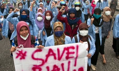 Ratusan mahasiswa Universitas Riau berunjuk rasa sebagai bentuk keprihatinan terhadap bencana kabut asap kebakaran lahan dan hutan, di Kota Pekanbaru, Riau, Jumat (23/10).