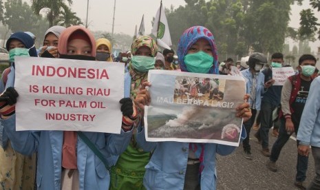 Ratusan mahasiswa Universitas Riau berunjuk rasa sebagai bentuk keprihatinan terhadap bencana kabut asap kebakaran lahan dan hutan, di Kota Pekanbaru, Riau, Jumat (23/10). 