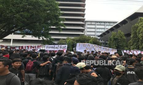 Ratusan mahasiswa yang tergabung dalam  Aliansi Badan Eksekutif Mahasiswa (BEM) se-Semarang Raya menggelar aksi demonstrasi di depan Kantor Gubernur dan DPRD Provinsi Jawa Tengah, Kamis (20/3/2025). Dalam aksi tersebut, mereka memprotes pengesahan RUU TNI menjadi undang-undang. 