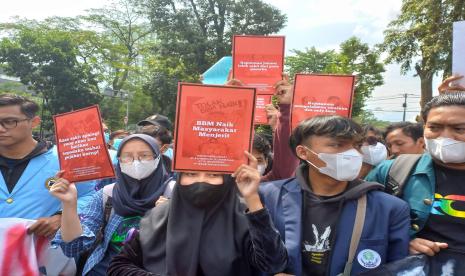 Ratusan mahasiswa yang tergabung dalam aliansi mahasiswa Jabar menggelar aksi demonstrasi di depan Kantor Gedung Sate, Pemprov Jabar, Senin (11/4/2022). Mereka menuntut agar penundaan pemilu tidak dilakukan termasuk jabatan 3 periode dan kenaikan harga sembako segera diatasi. F