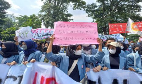 Ratusan mahasiswa yang tergabung dalam aliansi mahasiswa Jabar menggelar aksi demonstrasi di depan Kantor Gedung Sate, Pemprov Jabar, Senin (11/4/2022). 