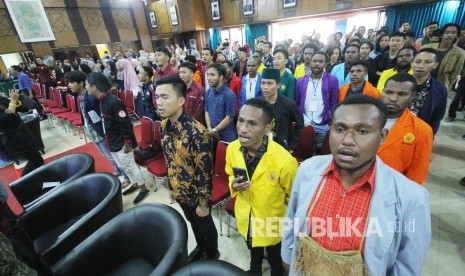 Ratusan mahasiswa yang tergabung dalam BEM Nusantara hadir saat acara Pratemu BEM Nusantara ke-XII, di Aula Unisba, Jalan Tamansari, Kota Bandung, Selasa (26/11).