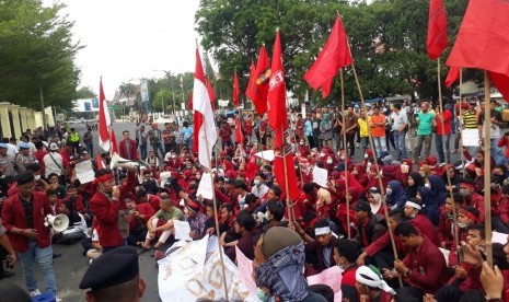 Ratusan massa aksi dari Ikatan Mahasiswa Muhammadiyah Sumatera Barat, melaksanakan shalat Ashar dan Shalat gaib bersama di ruas  jalan utama jalan Sudirman atau di depan gedung Mapolda Sumbar, Kota Padang pada Jumat (27/9) sebagai bentuk keprihatinan dan solidaritas menyusul insiden tewasnya Randi (21 tahun), 