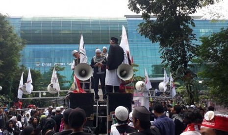 Ratusan massa dari berbagai ormas Islam mengelar aksi unjuk rasa di halaman Gedung Arsip Kota Bandung untuk memberi dukungan kepada Buni Yani yang menjalani sidanng vonis, Selasa (14/11) 