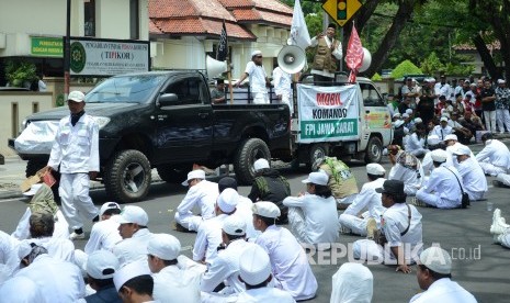 Ratusan massa dari FPI menggelar aksi di depan Pengadilan Negeri (PN) Bandung untuk mengawal putusan praperadilan yang diajukan Sukmawati Soekarnoputri atas kasus penodaan Pancasila oleh Habib Rizieq Syihab, Selasa (23/10).