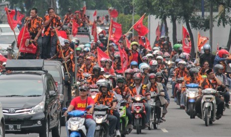 Ratusan massa dari Pemuda Pancasila berkonvoi menuju kantor Kejaksaan Tinggi Jawa Timur, Surabaya, Jawa Timur, Kamis (17/3). 