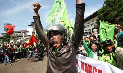  Ratusan massa dari Serikat Buruh Sejahtera Indonesia (SBSI) menggelar aksi  menolak kenaikan BBM di depan Gedung Sate, Bandung, Kamis (23/5).     (Republika/Edi Yusuf)