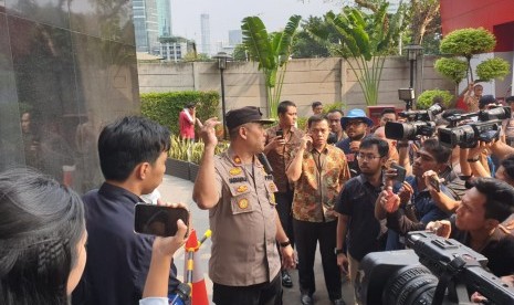 Ratusan massa di depan Gedung Merah Putih Komisi Pemberantasan Korupsi (KPK) terlibat bentrok dengan pegawai KPK dan pihak kepolisian pada Jumat (13/9) sore. Ratusan massa dari Himpunan Aktivis Indonesia dan Aliansi Pemuda Mahasiswa menggelar aksi unjuk rasa di depan Gedung Merah Putih KPK dan mencopot kain hitam yang menutupi logo KPK sejak Ahad (8/9) lalu. 