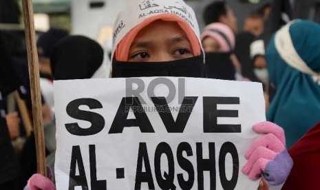 Ratusan massa melakukan aksi solidaritas untuk Masjid Al Aqsa di depan Kedutaan Besar Palestina, Jakarta, Jumat (2/10).  (Republika/Yasin Habibi)