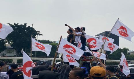 Ratusan massa mengatasnamakan Pimpinan Pusat Pemuda Nusantara menggelar aksi unjuk rasa di kawasan Gedung DPR/MPR, Jakarta Pusat, Rabu (24/8/2022) untuk mendukung Kapolri Jenderal Pol Listyo Sigit Prabowo tuntaskan kasus kematian Brigadir Joshua.