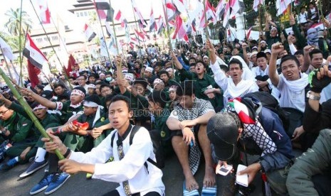   Ratusan massa mengibarkan bendera Mesir saar berunjuk rasa dalam aksi peduli rakyat Mesir di depan Gedung Sate, Bandung, Jumat (23/8).  (Republika/Edi Yusuf)