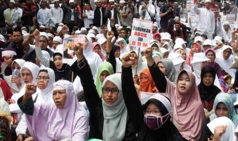 Ratusan massa perempuan yang tergabung dalam Gerakan Masyarakat Jakarta berunjukrasa di depan Gedung DPRD DKI Jakarta, Jalan Kebon Sirih, Jakarta Pusat, Senin (1/12).