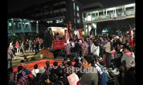 Ratusan Massa Pro-Ahok lakukan aksi demonstrasi di depan gedung Pengadilan Tinggi DKI Jakarta Cempaka Putih Jakarta Pusat, Rabu (10/5). 