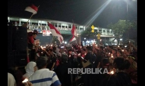 Ratusan Massa Pro-Ahok lakukan aksi demonstrasi di depan gedung Pengadilan Tinggi DKI Jakarta Cempaka Putih Jakarta Pusat, Rabu (10/5).