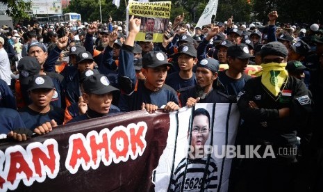  Ratusan massa umat islam melakukan unjuk rasa saat sidang perdana penista agama Ahok di PN Jakarta Utara,Selasa(13/12). 