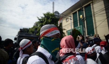 Ratusan massa umat islam melakukan unjuk rasa saat sidang perdana penista agama Ahok di PN Jakarta Utara,Selasa(13/12).