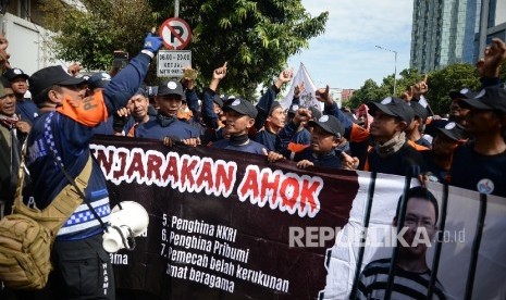 Ratusan massa umat islam melakukan unjuk rasa saat sidang perdana penista agama Ahok di PN Jakarta Utara,Selasa(13/12).