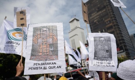 Ratusan massa umat islam melakukan unjuk rasa saat sidang perdana penista agama Ahok di PN Jakarta Utara,Selasa(13/12). 