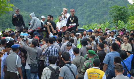  Ratusan massa yang berunjuk rasa dihadang aparat kepolisian di kawasan Gunung Rajabasa, Desa Sukaraja, Rajabasa, Lampung Selatan, Rabu (29/5).