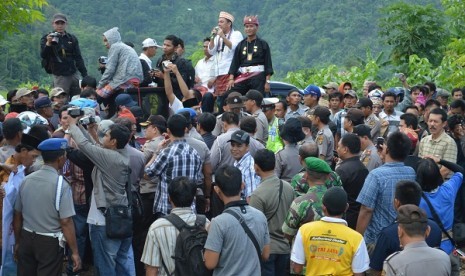 Ratusan massa yang berunjuk rasa dihadang aparat kepolisian di kawasan Gunung Rajabasa, Desa Sukaraja, Rajabasa, Lampung Selatan, Rabu (29/5). Masyarakat adat menolak PT Supreme Energy melakukan kegiatan persiapan eksplorasi panas bumi kawasan itu karena s