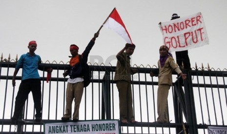   Ratusan massa yang tergabung dalam Forum Tenaga Honorer melakukan aksi unjuk rasa di depan Gedung DPR RI, Jakarta Pusat, Jumat (14/3). (Republika/Yasin Habibi)