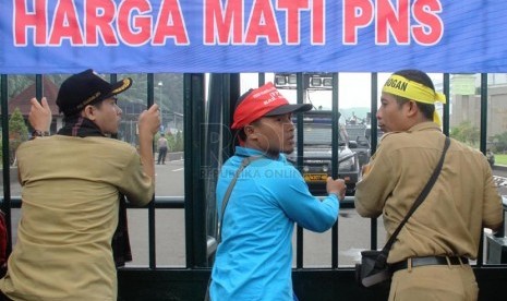 Pemerintah akan menghapuskan  tenaga honorer. Rencana tersebut ditargetkan berjalan pada 2023.