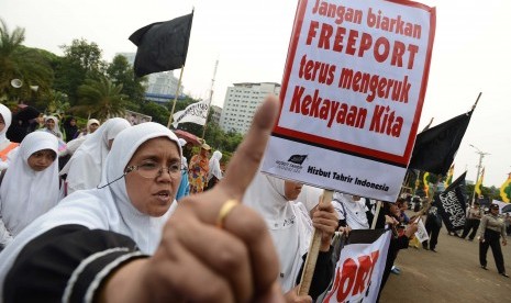 Ratusan massa yang tergabung dalam Hizbut Tahrir Indonesia melakukan aksi 