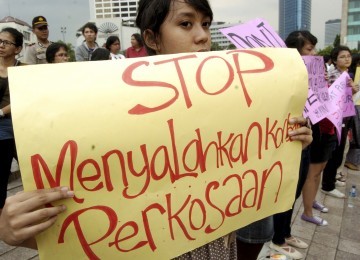 Ratusan massa yang tergabung dalam Kelompok Perempuan Menolak Perkosaan (KPMP) melakukan aksi unjuk rasa di Bundaran Hotel Indonesia (HI), Jakarta Ahad (18/9). (Republika/Imam Budi Utomo)