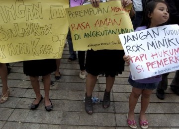 Ratusan massa yang tergabung dalam Kelompok Perempuan Menolak Perkosaan (KPMP) melakukan aksi unjuk rasa di Bundaran Hotel Indonesia (HI), Jakarta Ahad (18/9). (Republika/Imam Budi Utomo)