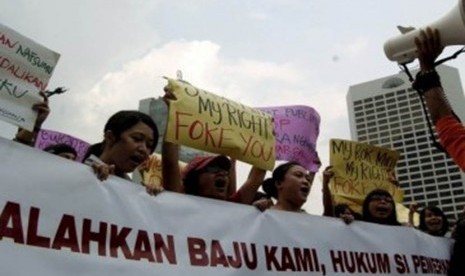 Ratusan massa yang tergabung dalam Kelompok Perempuan Menolak Perkosaan (KPMP) melakukan aksi unjuk rasa di Bundaran Hotel Indonesia (HI), Jakarta Ahad (18/9). (Republika/Imam Budi Utomo)