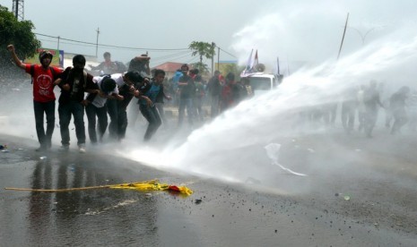 Ratusan massa yang tergabung dalam Koalisi Mahasiswa Banten Menggugat disemprot water canon saat berunjuk rasa terkait tingginya angka kemiskinan di Banten karena memaksa masuk gedung DPRD saat peringatan HUT Banten ke-12 di Komplek Pusat Pemerintahan Prov