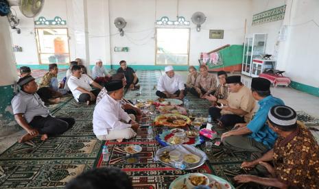 Ratusan masyarakat Desa Labu, Kecamatan Puding Besar, Kabupaten Bangka, sudah meramaikan Masjid Nurul Yaqin yang menjadi pusat peribadatan, dan musyawarah desa setempat, Jumat (12/5/2023), untuk merayakan Buka Puasa Enam. Turut hadir Gubernur Bangka Belitung (Babel) periode 2017-2022 Erzaldi Rosman