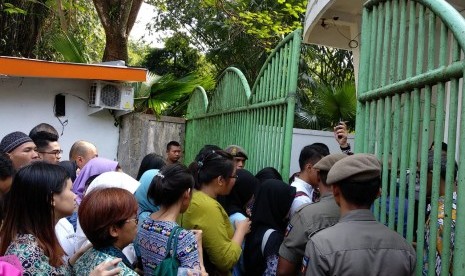 Ratusan masyarakat mengantre untuk masuk ke Istana Bogor dan mengikuti open house bersama Presiden RI Joko Widodo, Jumat (15/6). Antrean sudah dimulai sejak pukul 07.30 WIB.