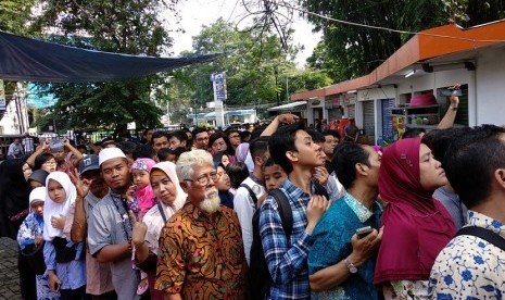 Ratusan masyarakat mengantri untuk masuk ke Istana Bogor dan mengikuti open house bersama Presiden RI Joko Widodo, Jumat (15/6). Antrian sudah dimulai sejak pukul 07:30. 