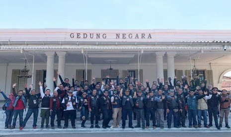 Ratusan members Royal Enfield berkumpul di Kota Cirebon melakukan prosesi pengukuhan atau inagurasi dari Chapter terbaru mereka. Yakni, West Java Chapter melalui acara Royal Ride Out 2019, Sabtu (28/9).