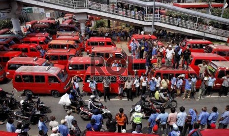 Ratusan mobil angkutan kota menutup jalan Daan Mogot, Grogol, Jakarta Barat, Selasa (20/11). (Republika/Adhi Wicaksono)