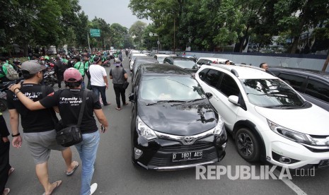 Ratusan mobil taksi di parkir di Jl Diponegoro pada aksi ribuan pengemudi transportasi berbasis aplikasi online di depan Gedung Sate, Kota Bandung, Senin (16/10).